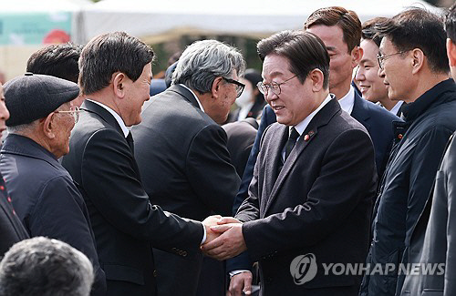 이재명 더불어민주당 대표가 3일 제주특별자치도 4·3 평화공원에서 열린 '77주년 4·3 희생자 추념식'에서 참석자들과 인사하고 있다.<연합뉴스>